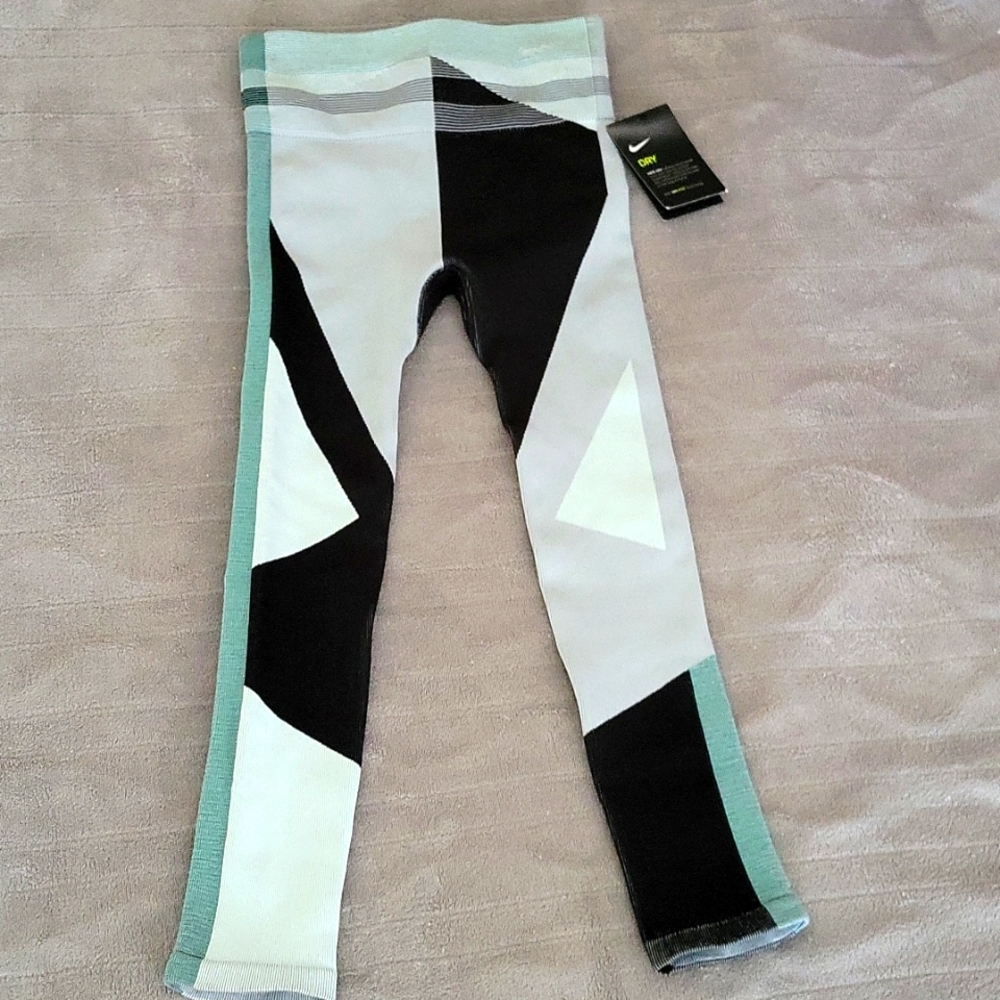Nike Dri-Fit Sculpt Lux Tight Fit Workout  leggings. Size Small